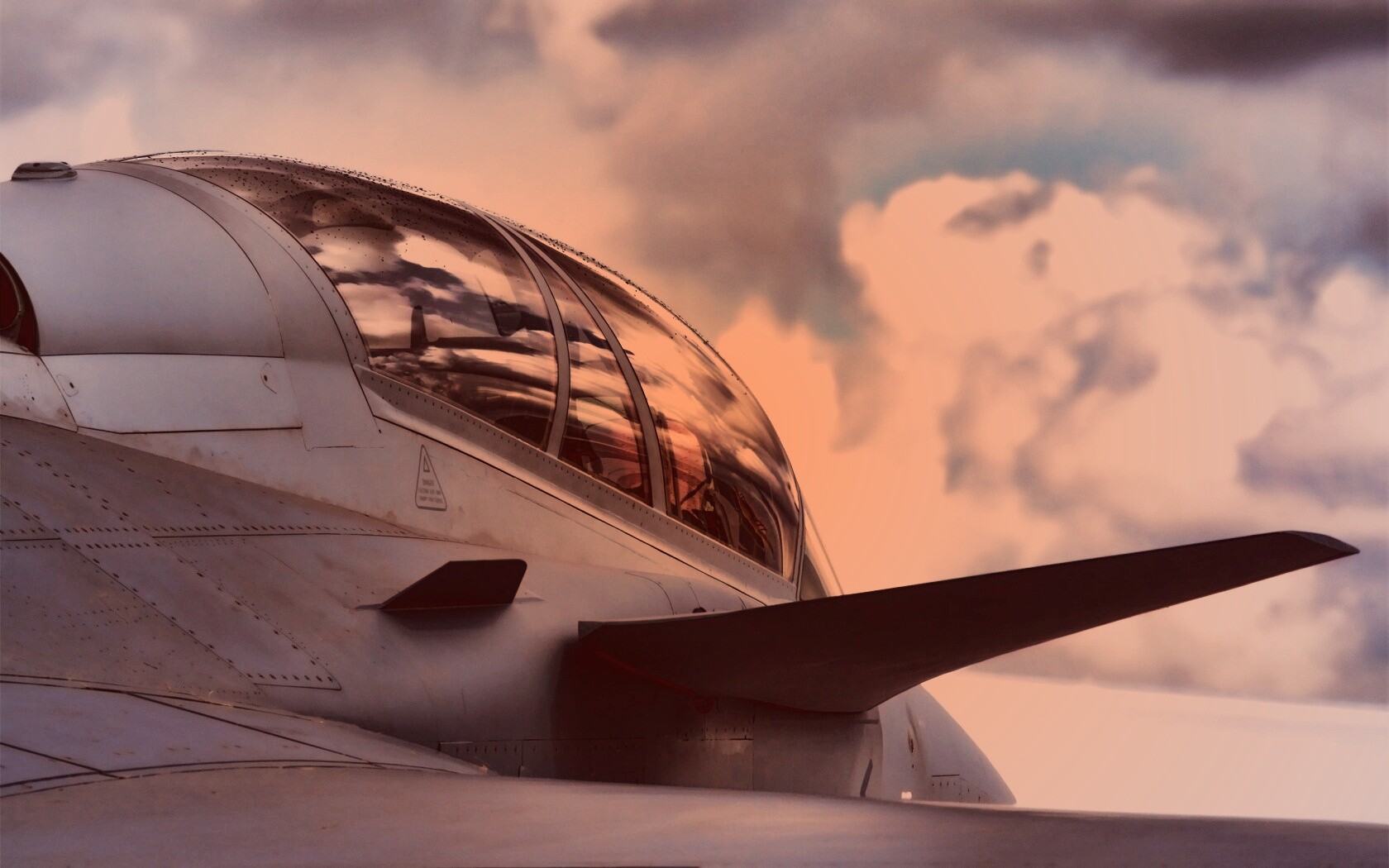 С крыла истребителя обои