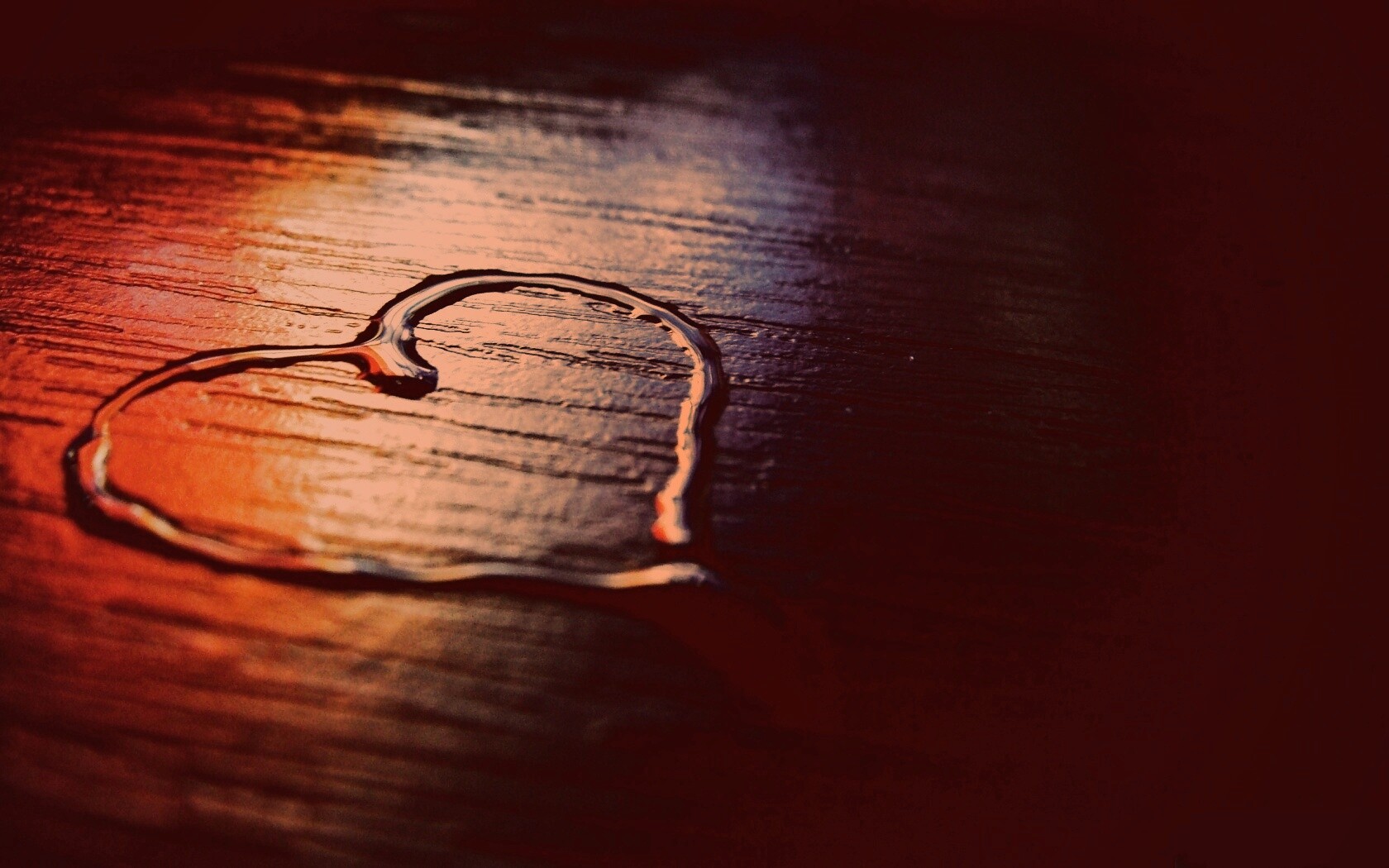 Сердечко из воды обои