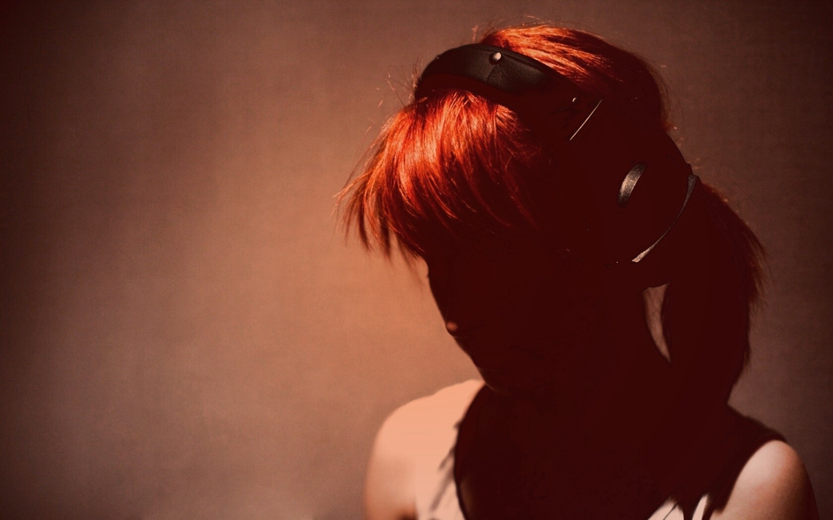 Рыжая в наушниках обои