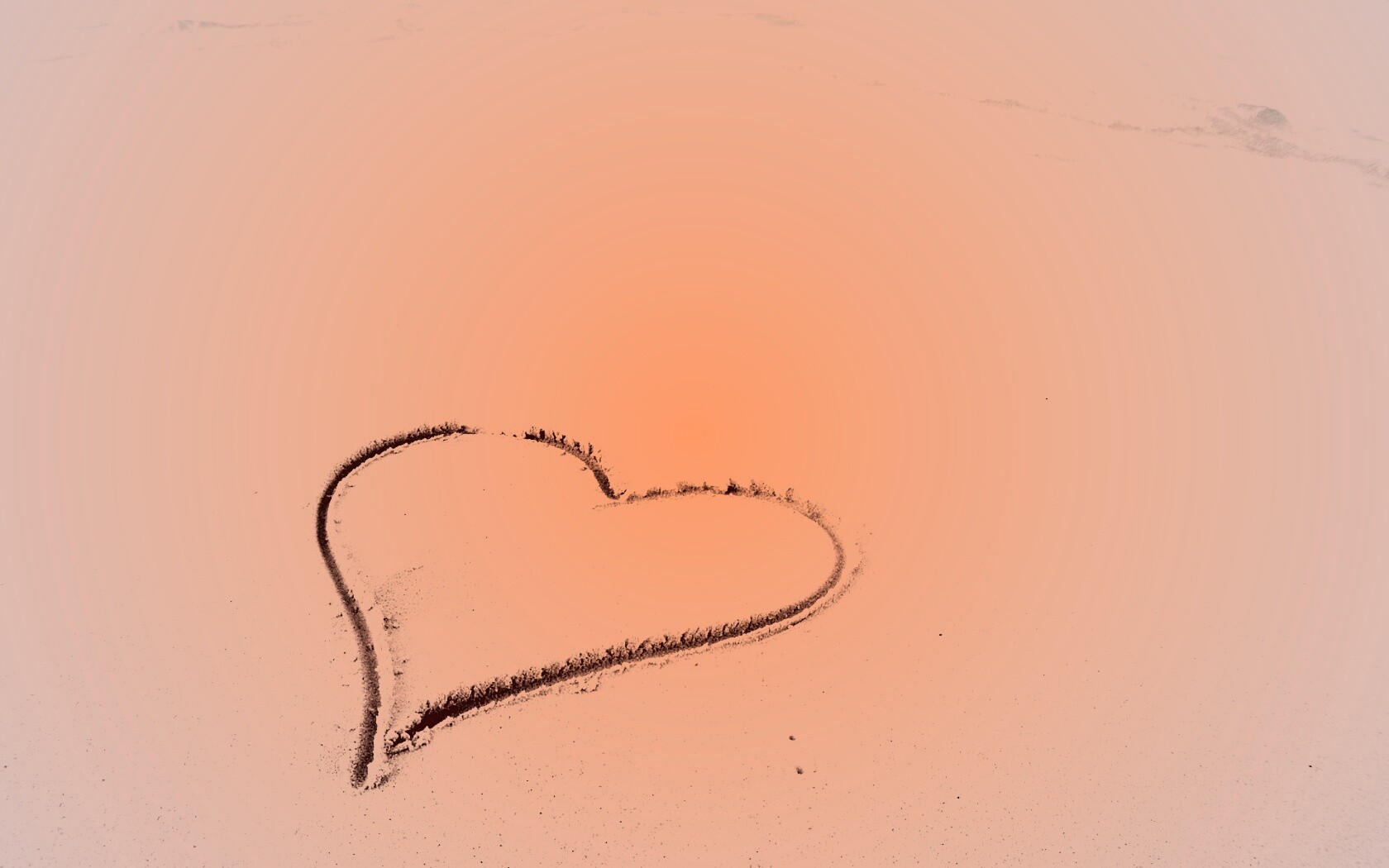 Аккуратное сердце на песке обои
