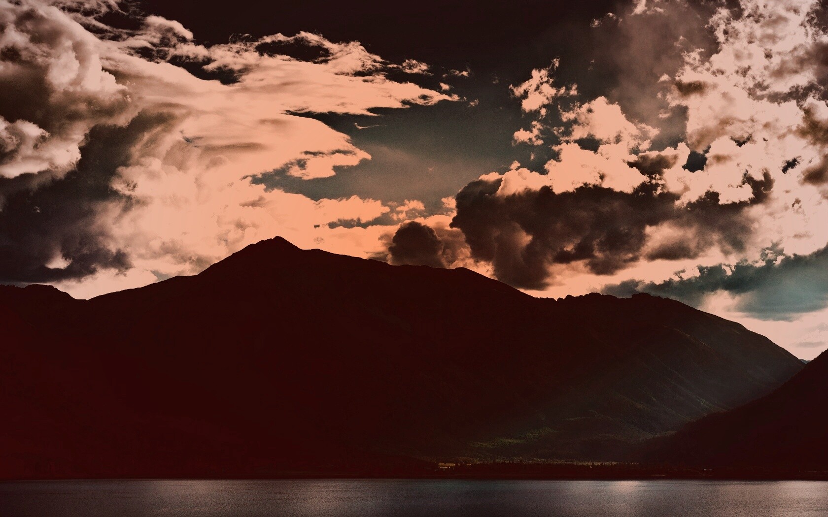 Свет на склонах гор обои