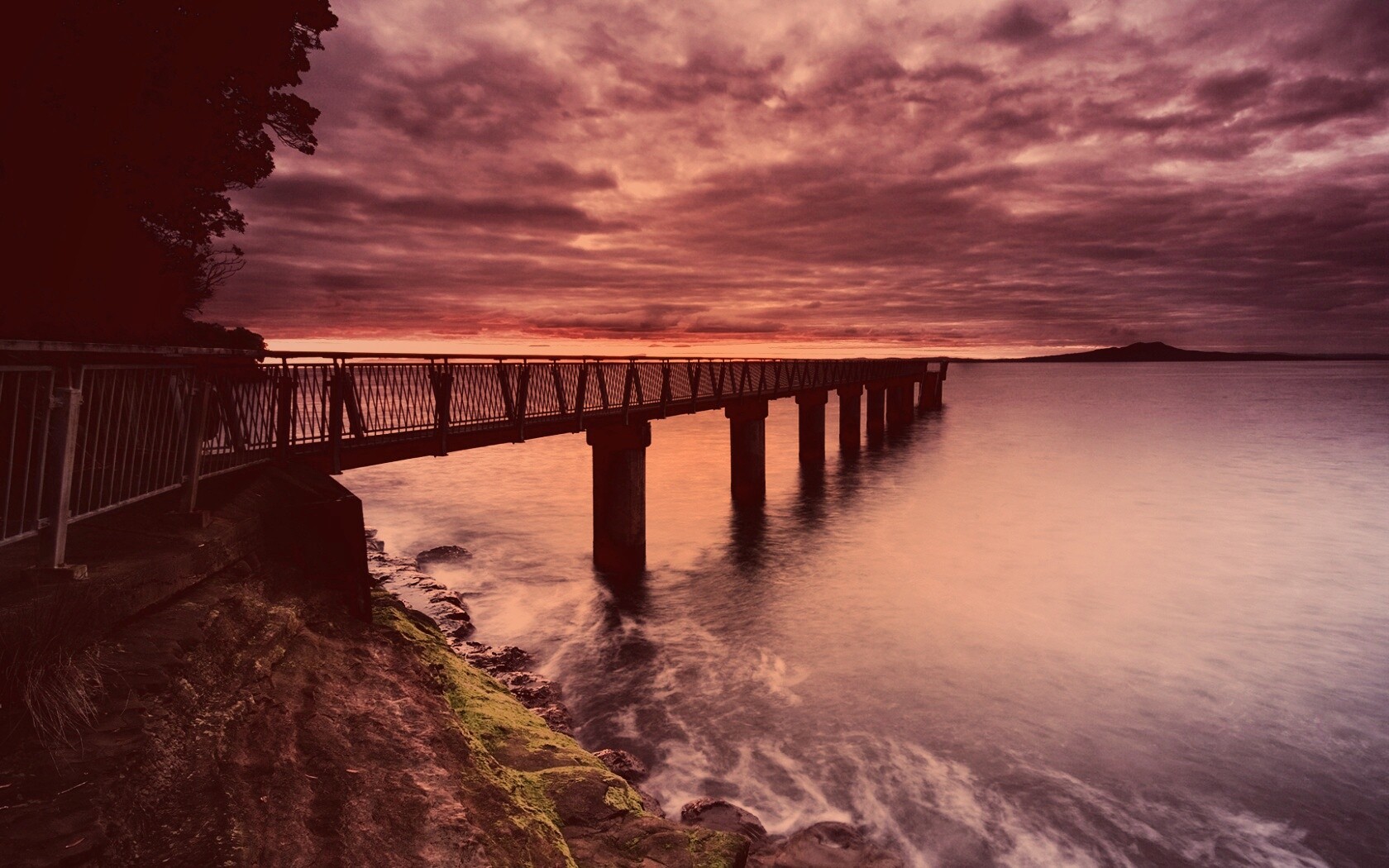 Уходящий в даль причал обои