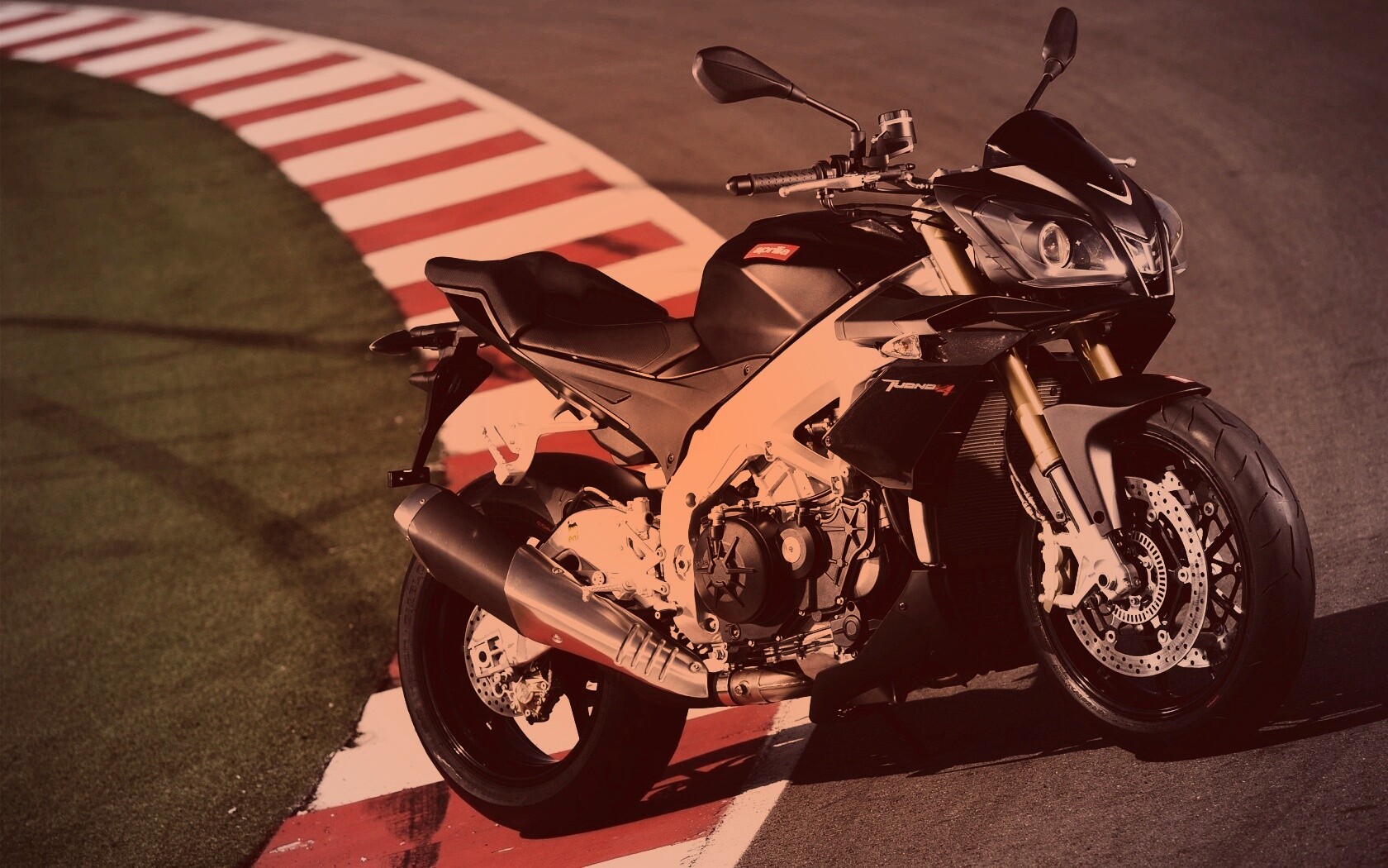 Спортивный мотоцикл Априлия на треке  обои