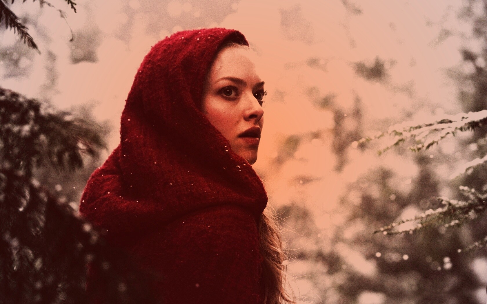 Amanda Seyfried in Red Riding Hood обои