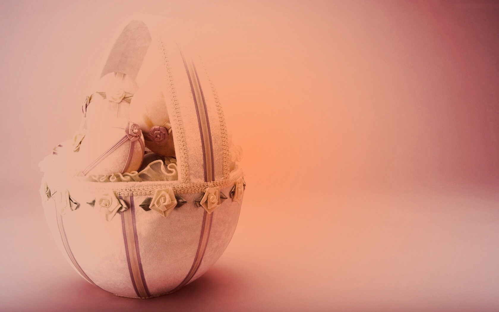 Пасхальная корзина с яйцами обои