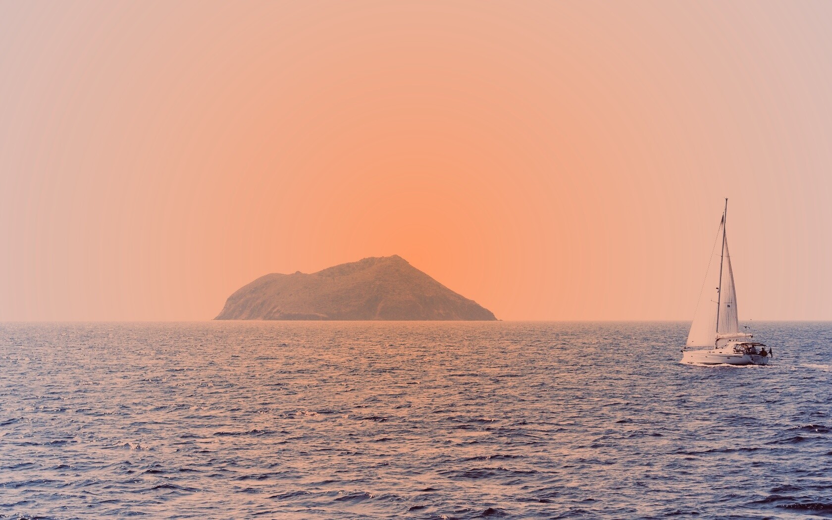 Яхта в море обои