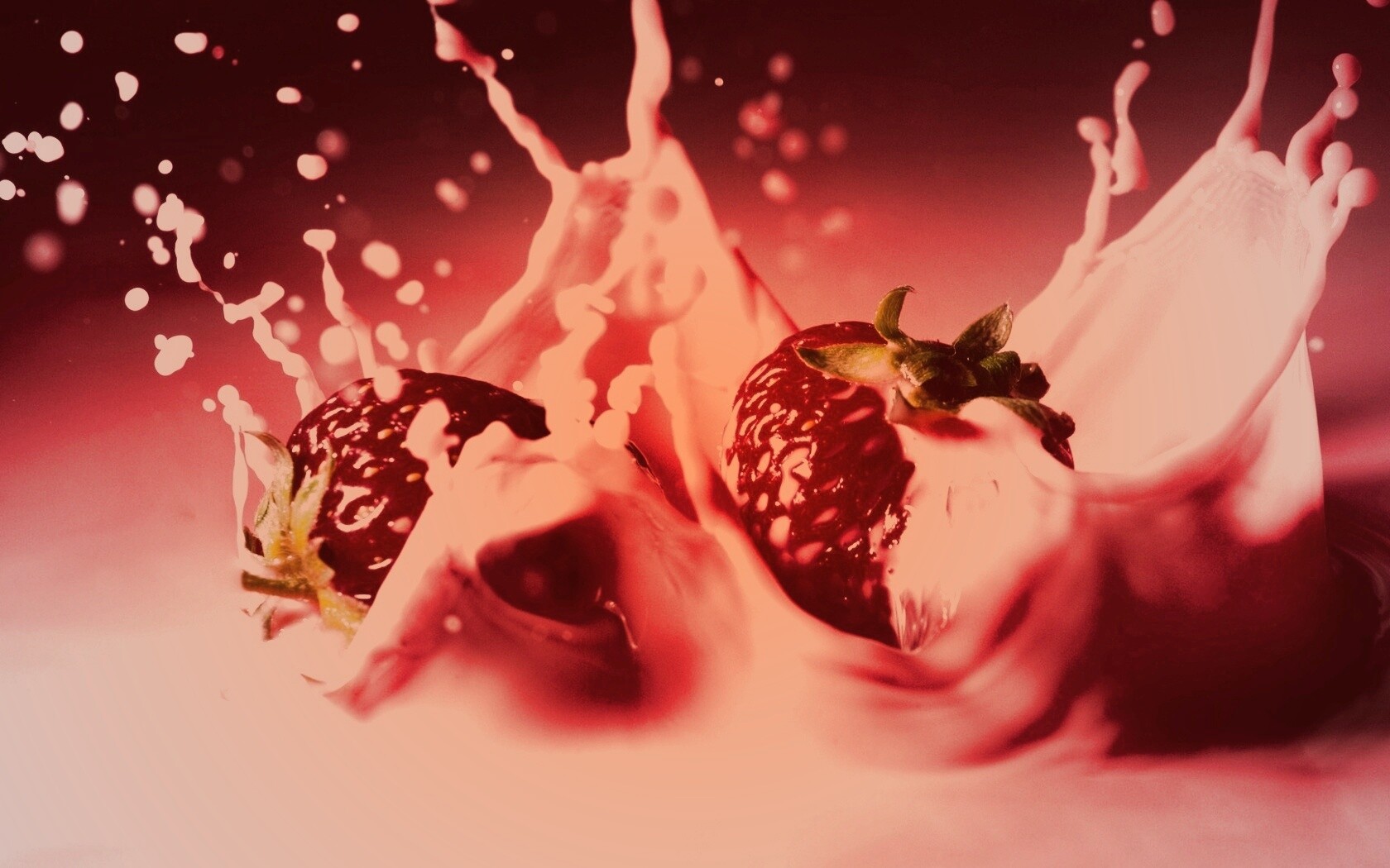 Сочная клубника с молоком обои