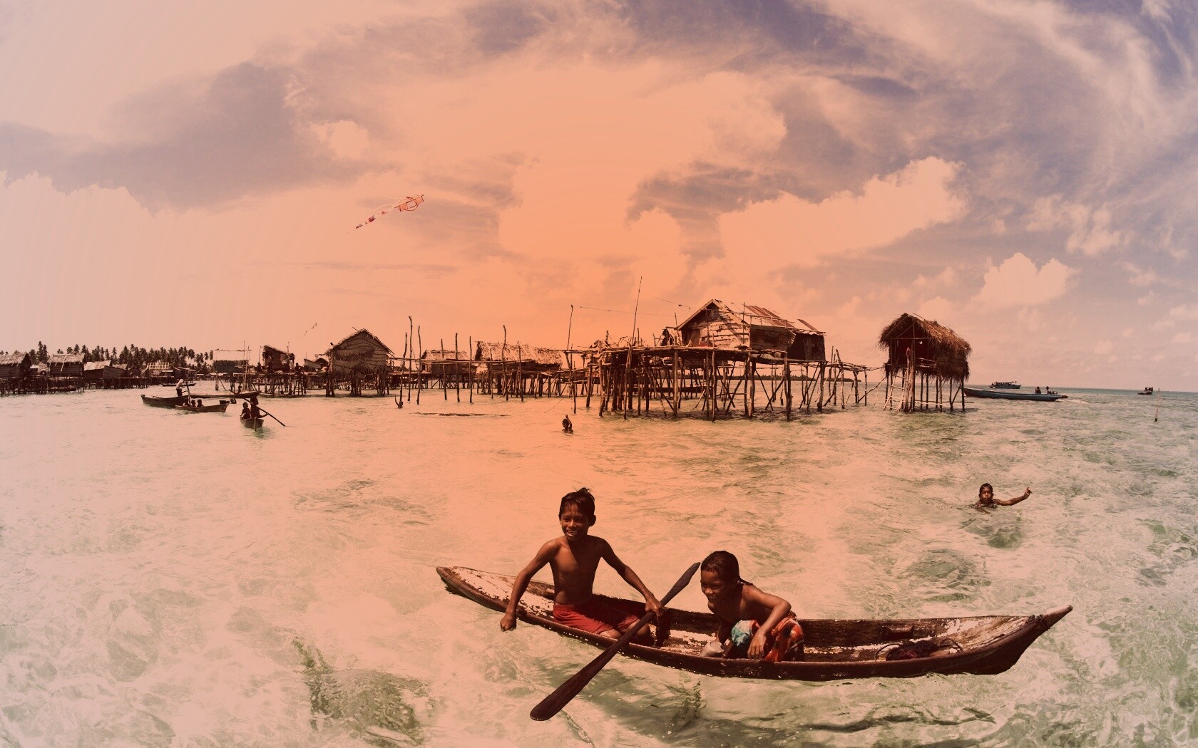 Дети в лодке у поселения туземцев обои