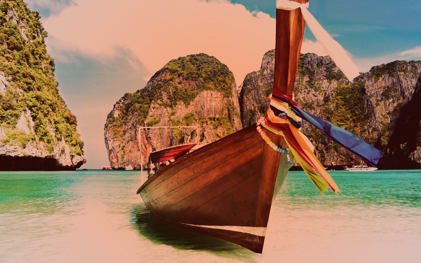 Лодка в райских водах обои