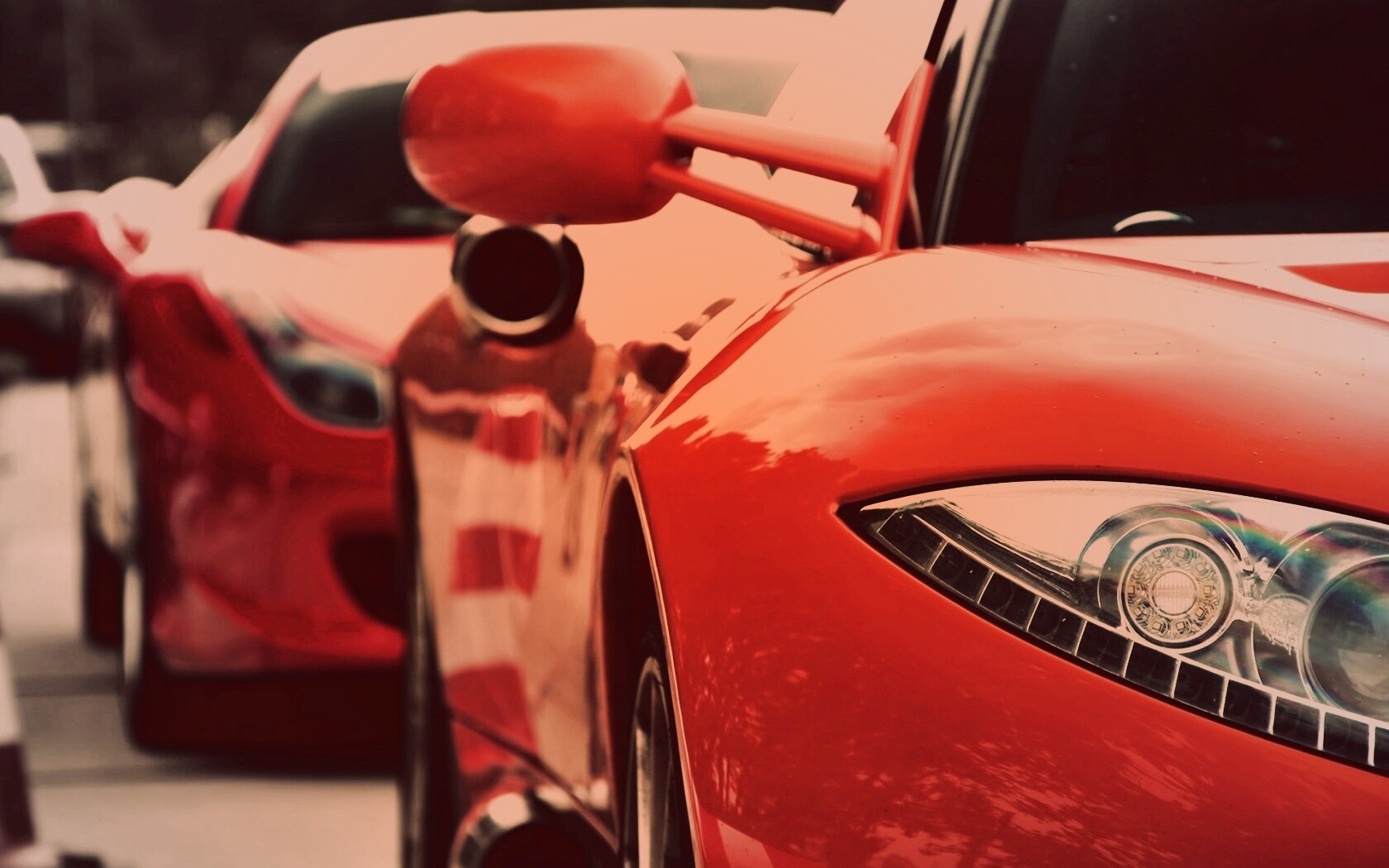 Череда красных автомобилей обои