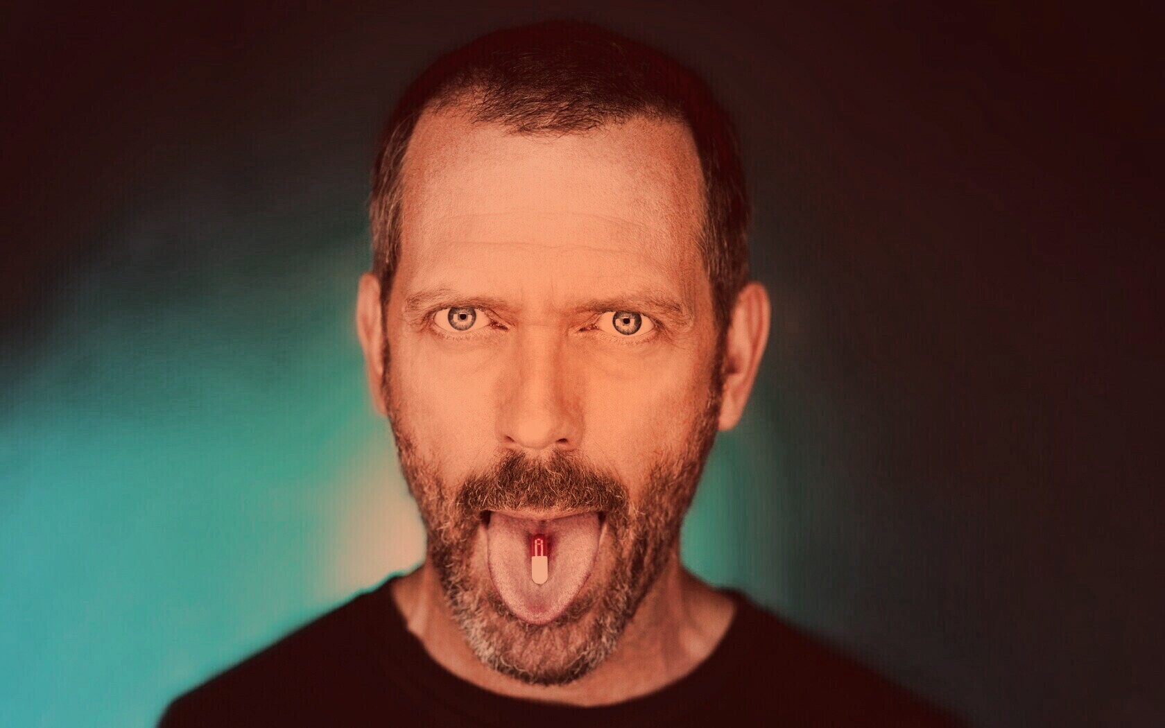 Доктор Хаус с таблеткой на языке обои