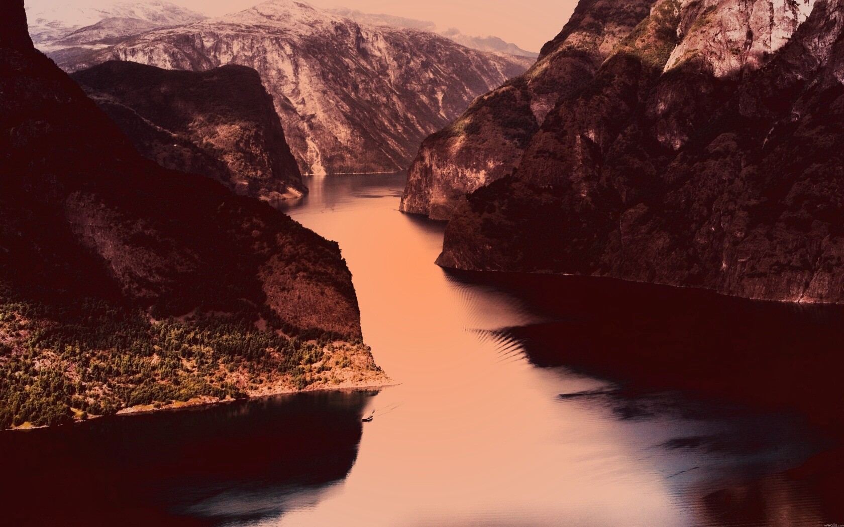 Лодка на реке среди высоких гор обои