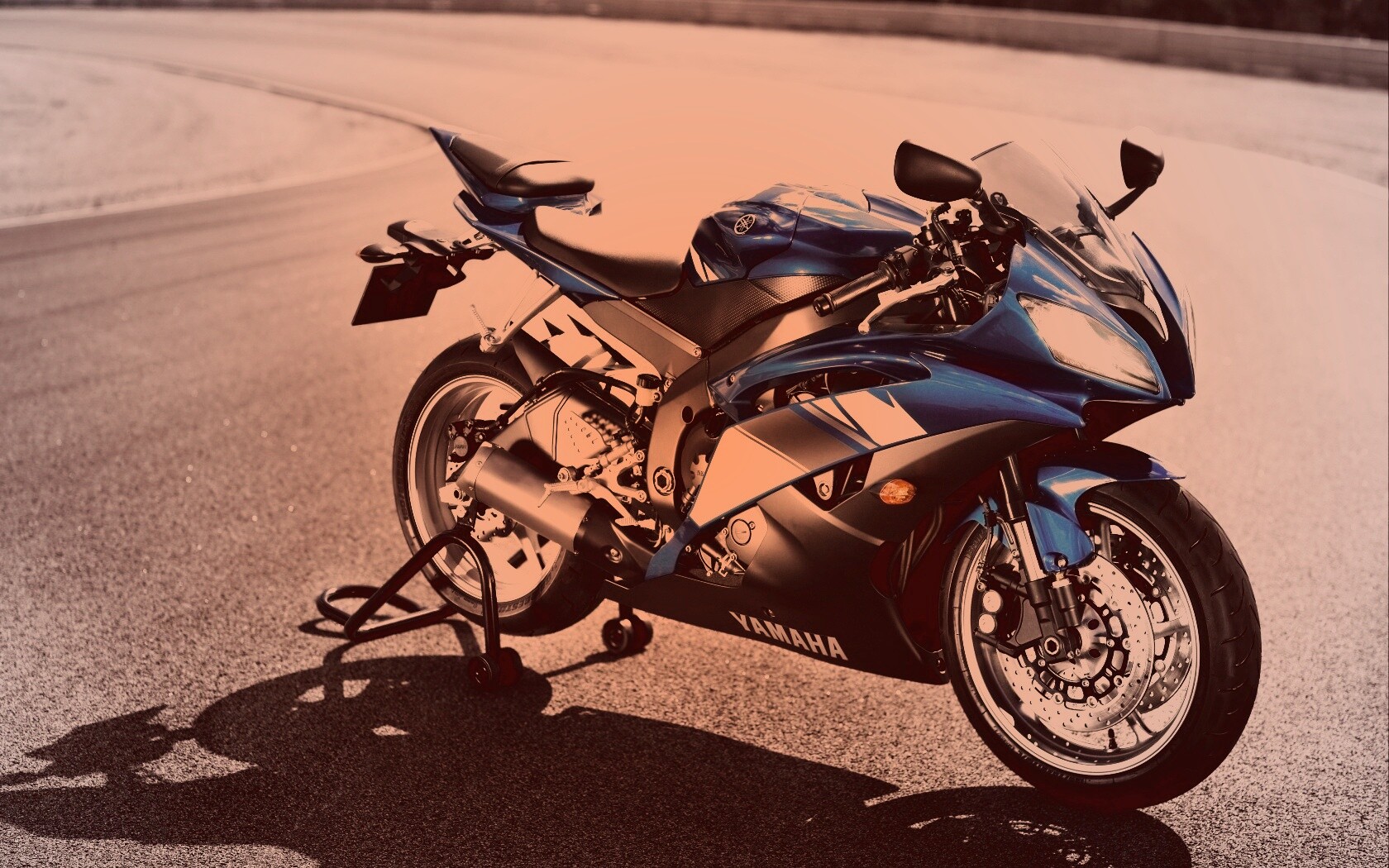 Мотоцикл Ямаха с блокиратором заднего колеса обои