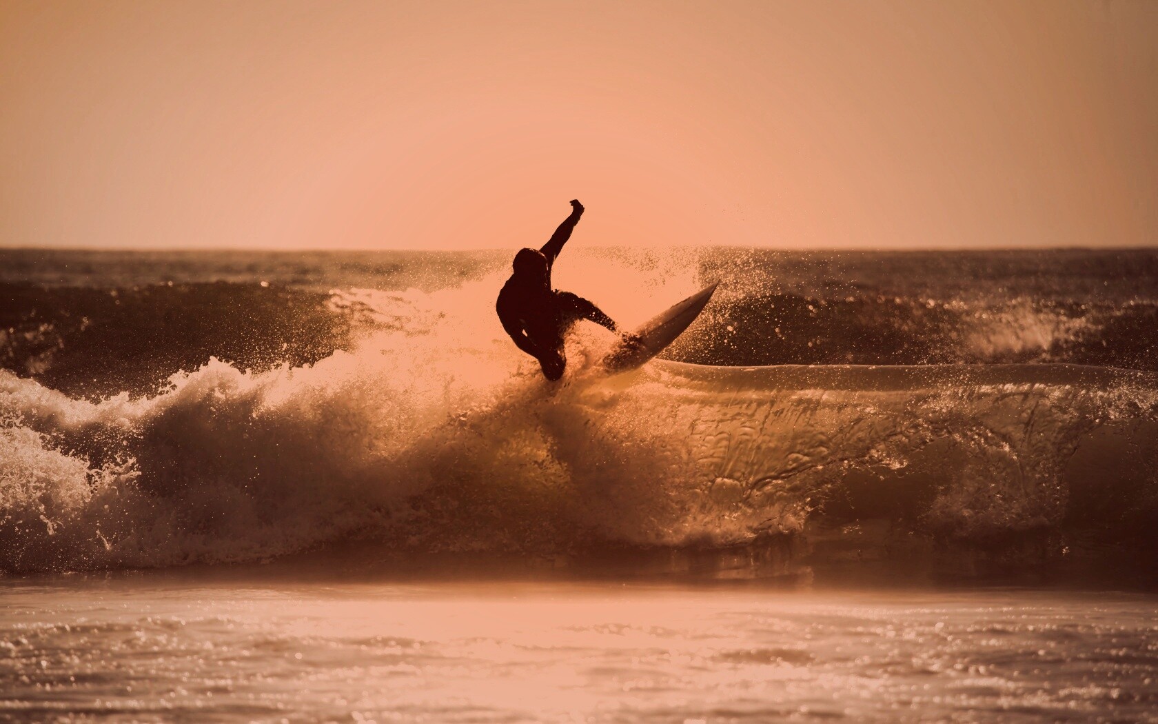 Сёрфер поймал волну обои