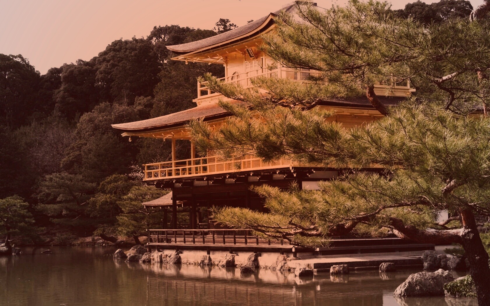 Пагода на берегу озера обои