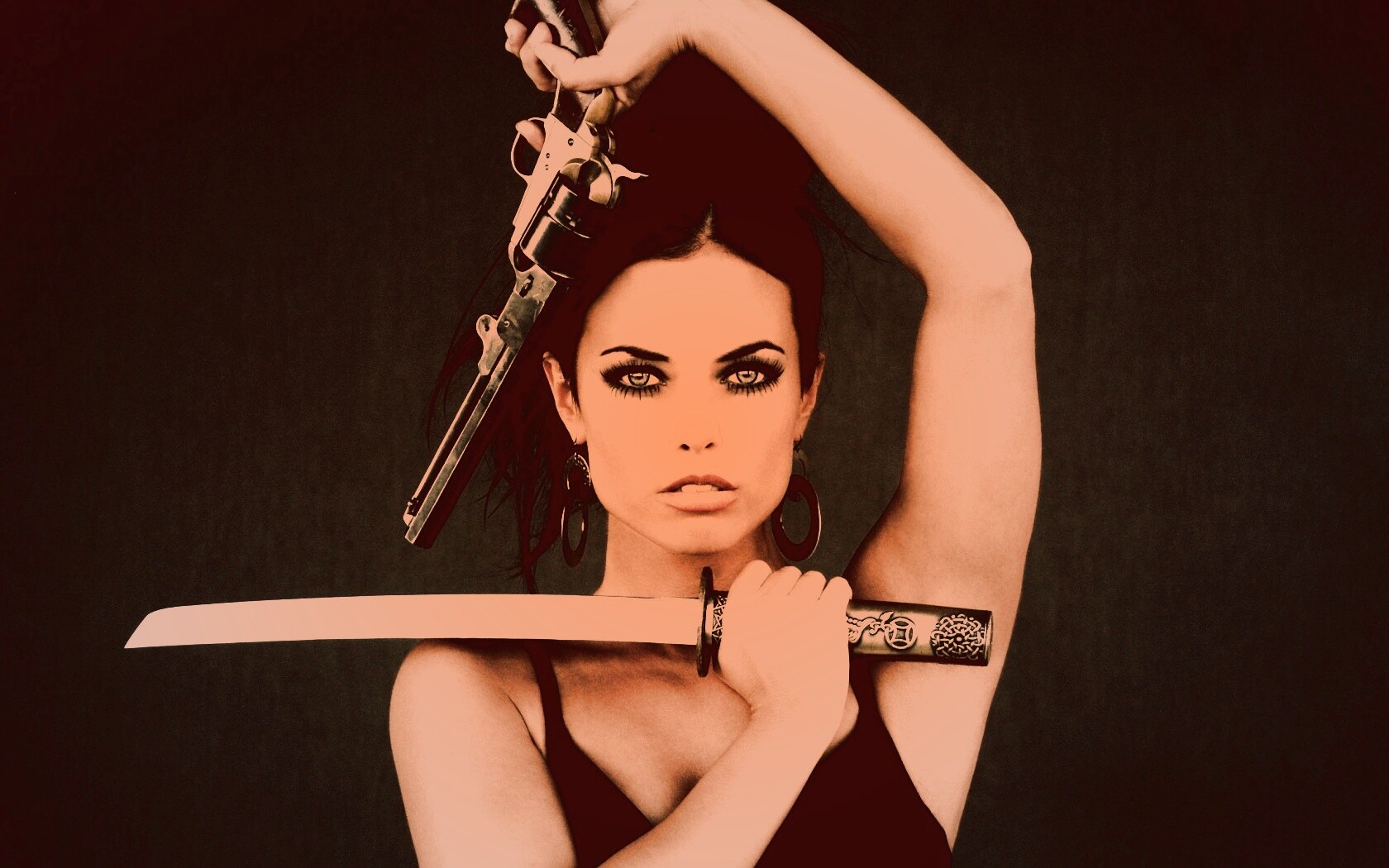 Девушка с мечом и пистолетом обои