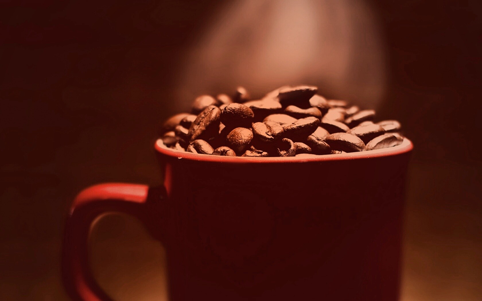 Полная кружка кофейных зёрен обои