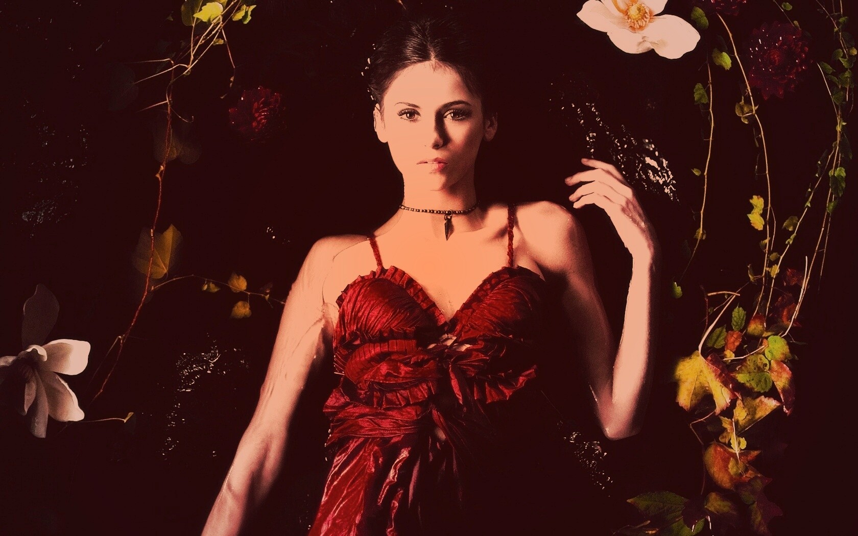 Женщина в красном платье обои