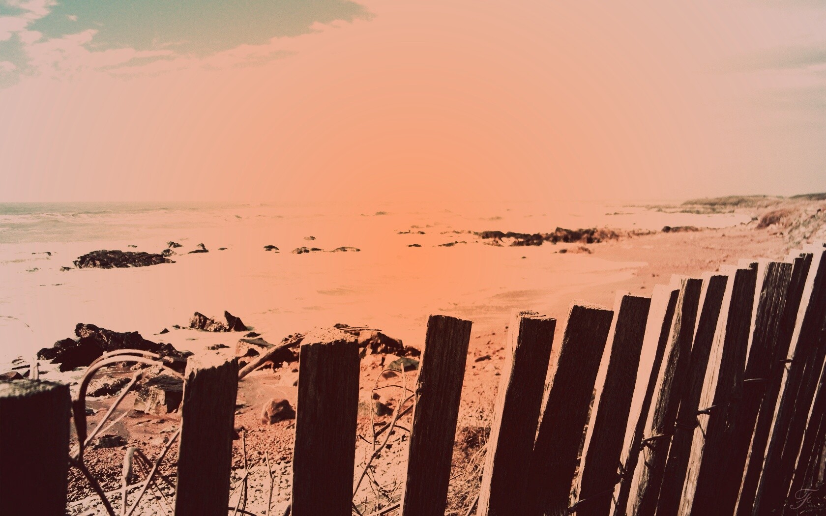 Закрытый пляж за забором обои