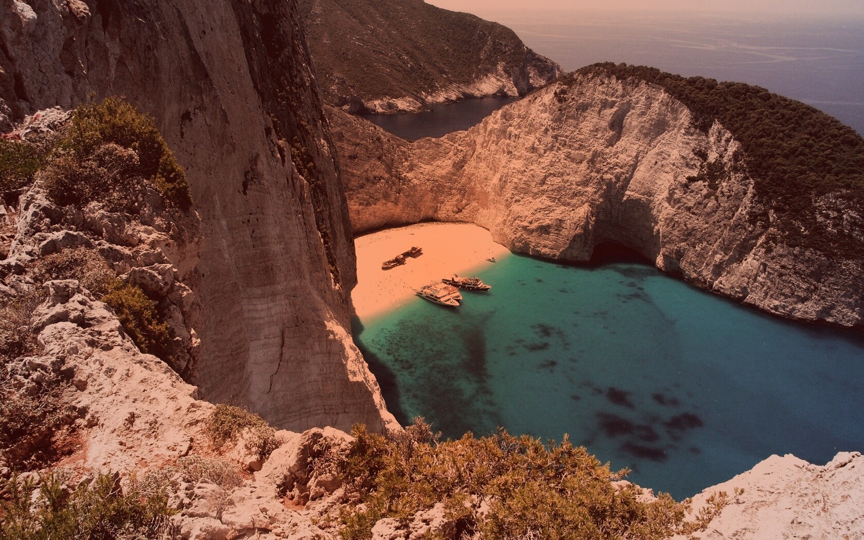 Яхты в бухте обои