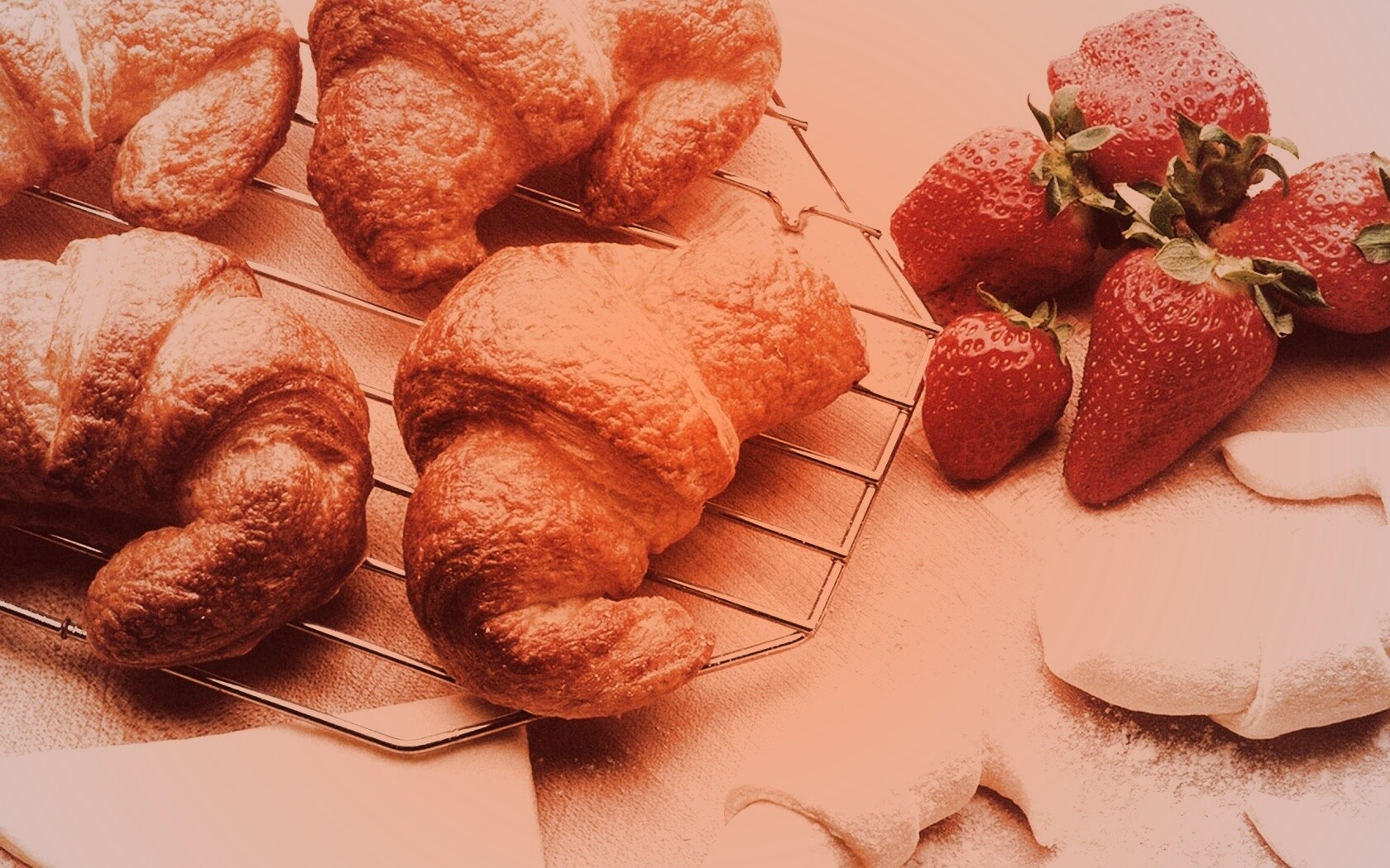 Круассаны с клубникой обои