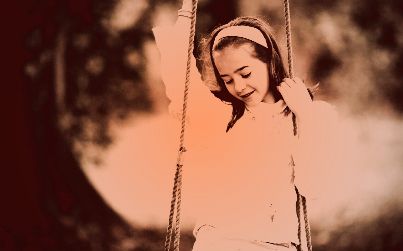 Девочка на качелях обои
