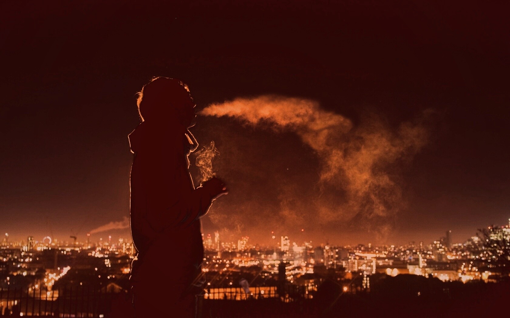 Курящий на крыше парень обои