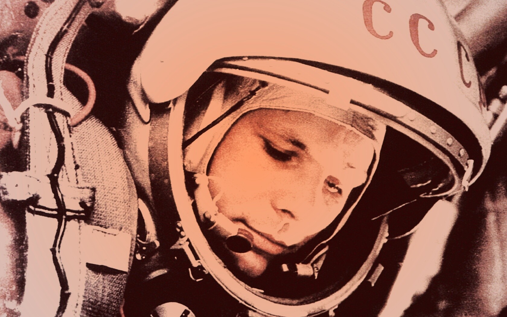 Юрий Гагарин в скафандре обои