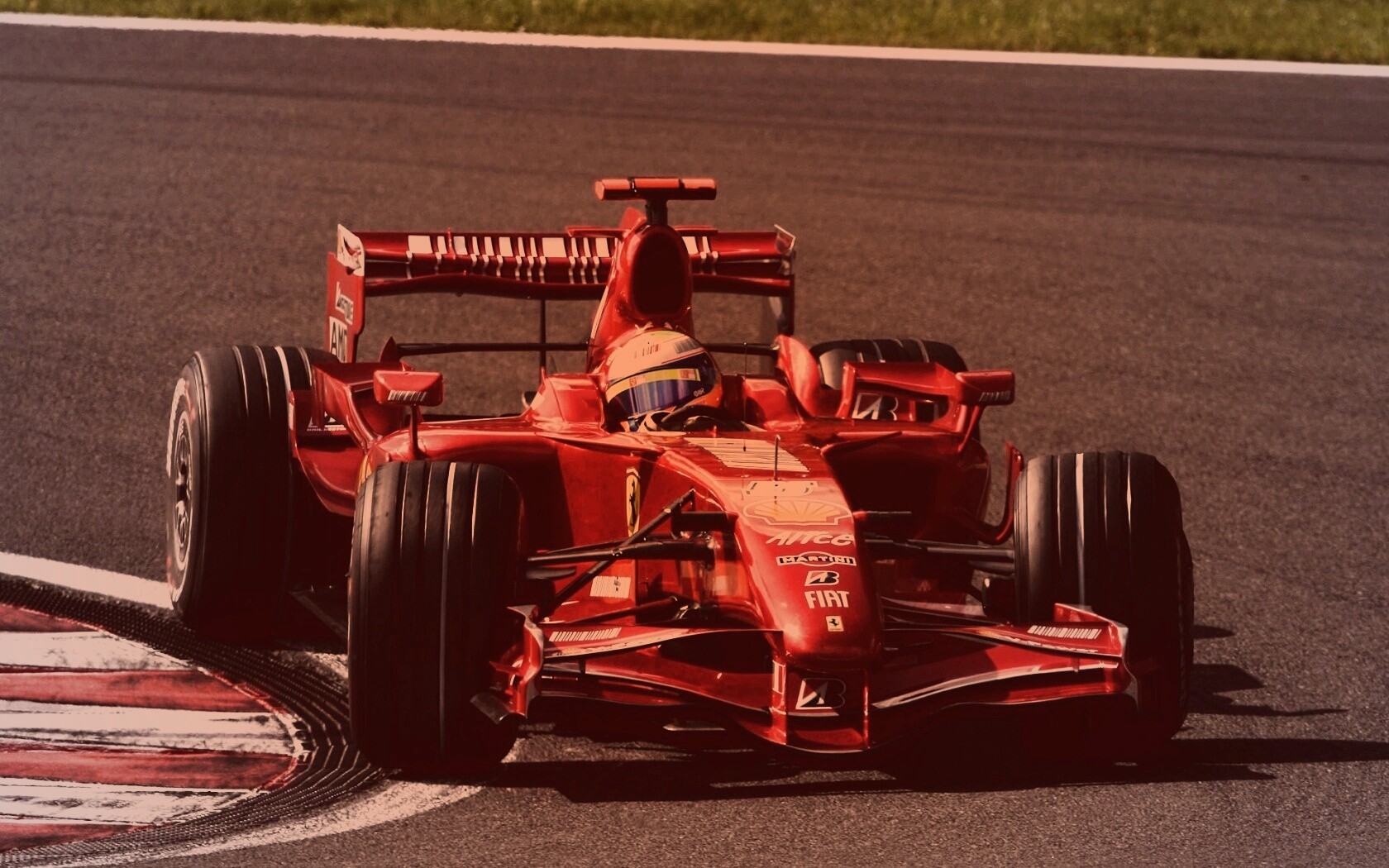 Болид Формула 1 на повороте обои