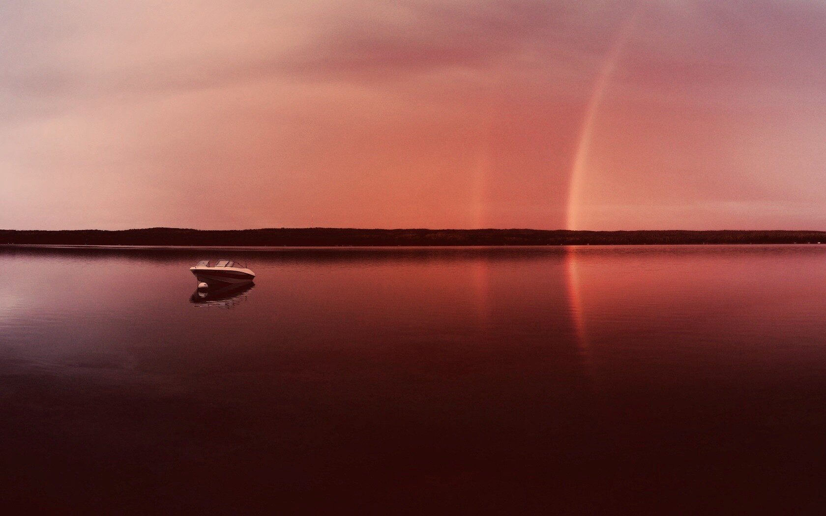 Катер на озере обои