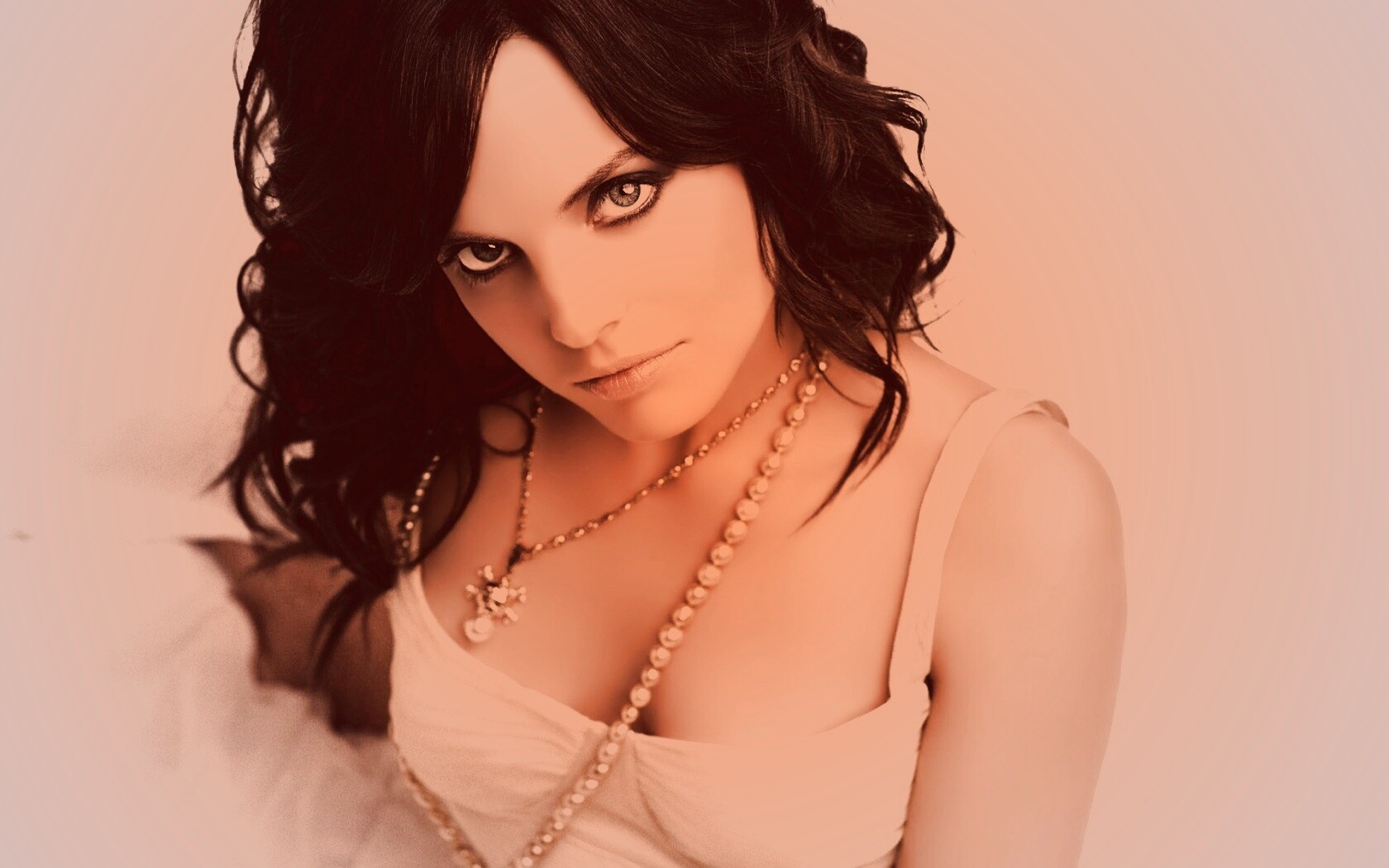 Брюнеточка с желанием в глазах обои