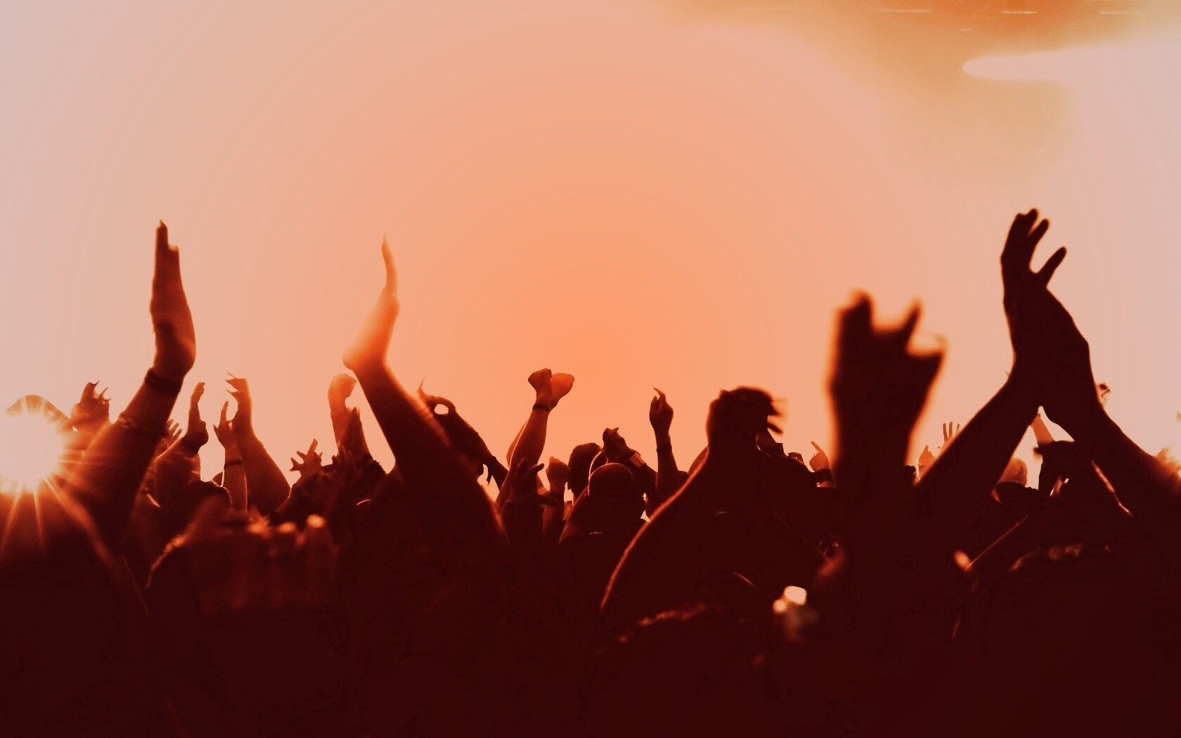 Руки людей на концерте обои