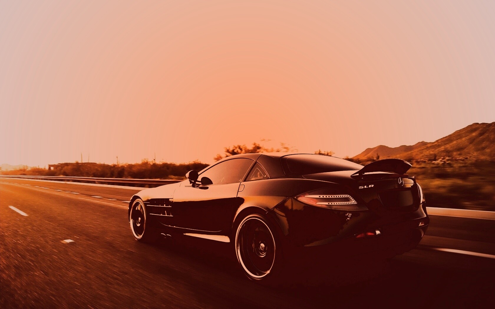 Черный автомобиль уезжает в закат обои