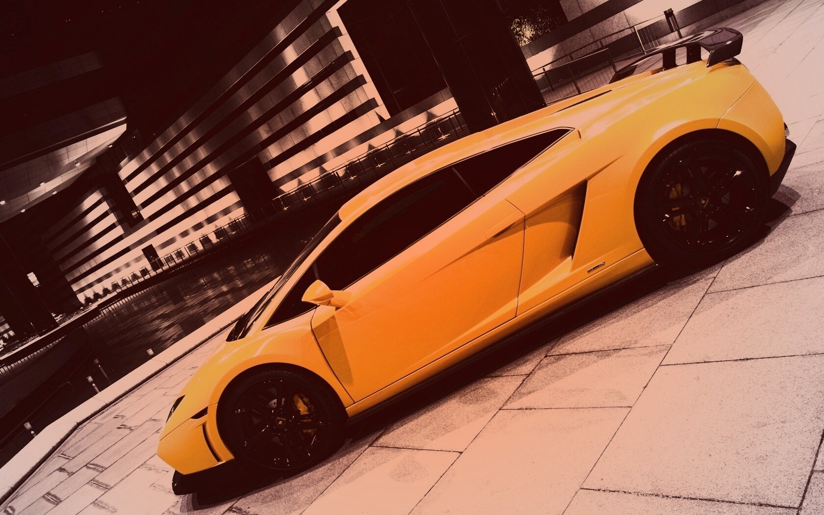 Желтая ламборджини в автосалоне обои