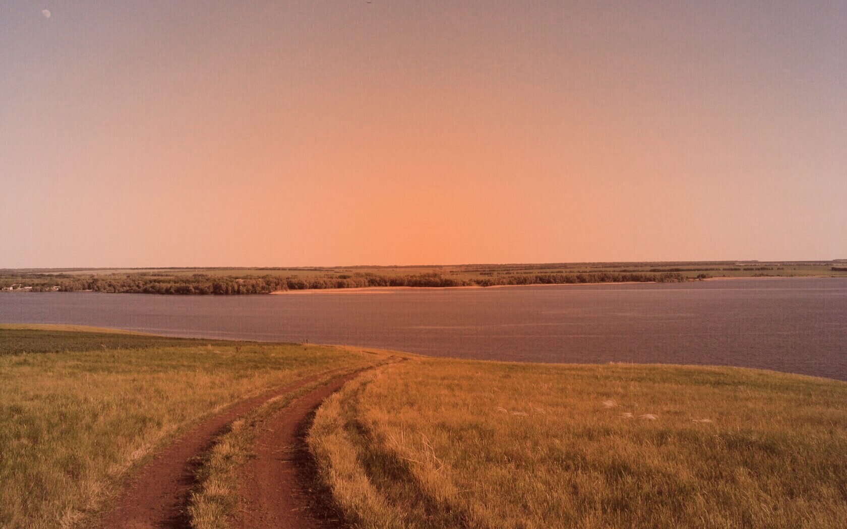 Дорога спускается к воде обои