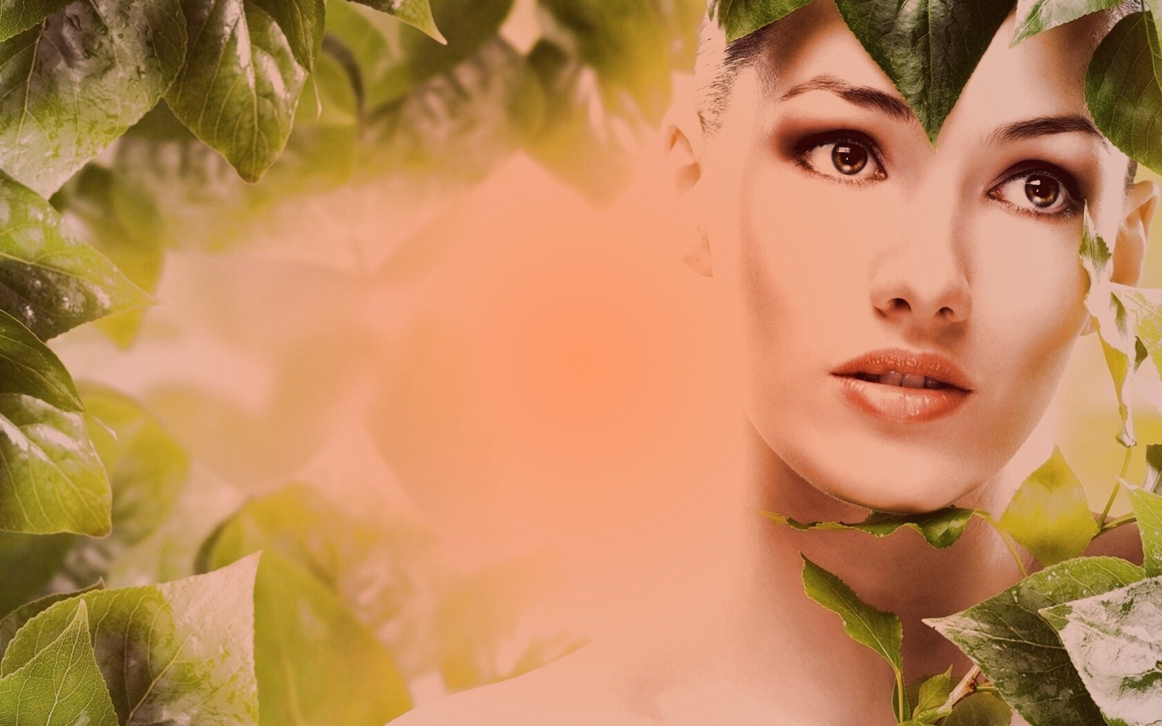 Девушка с зелеными листьями обои