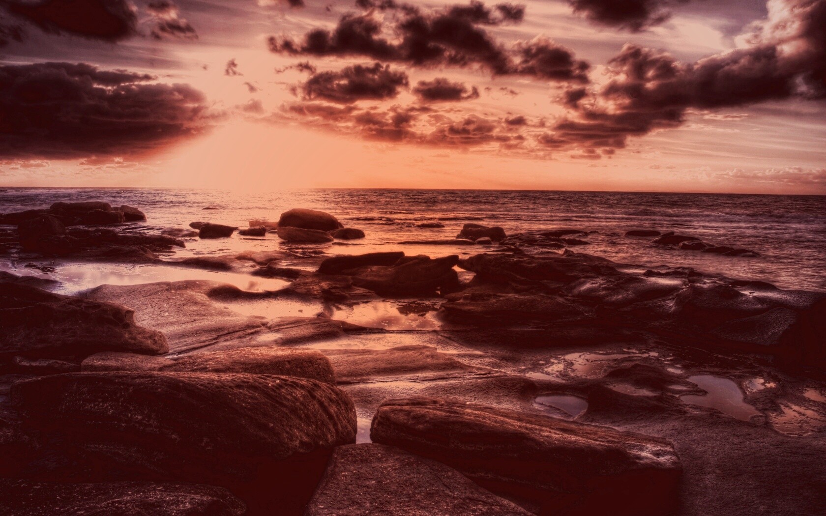 Каменистый берег на закате обои