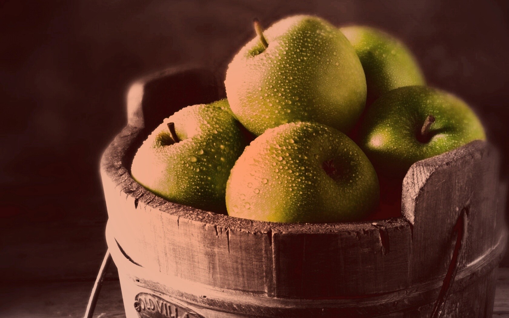 Ведро зеленых яблок обои