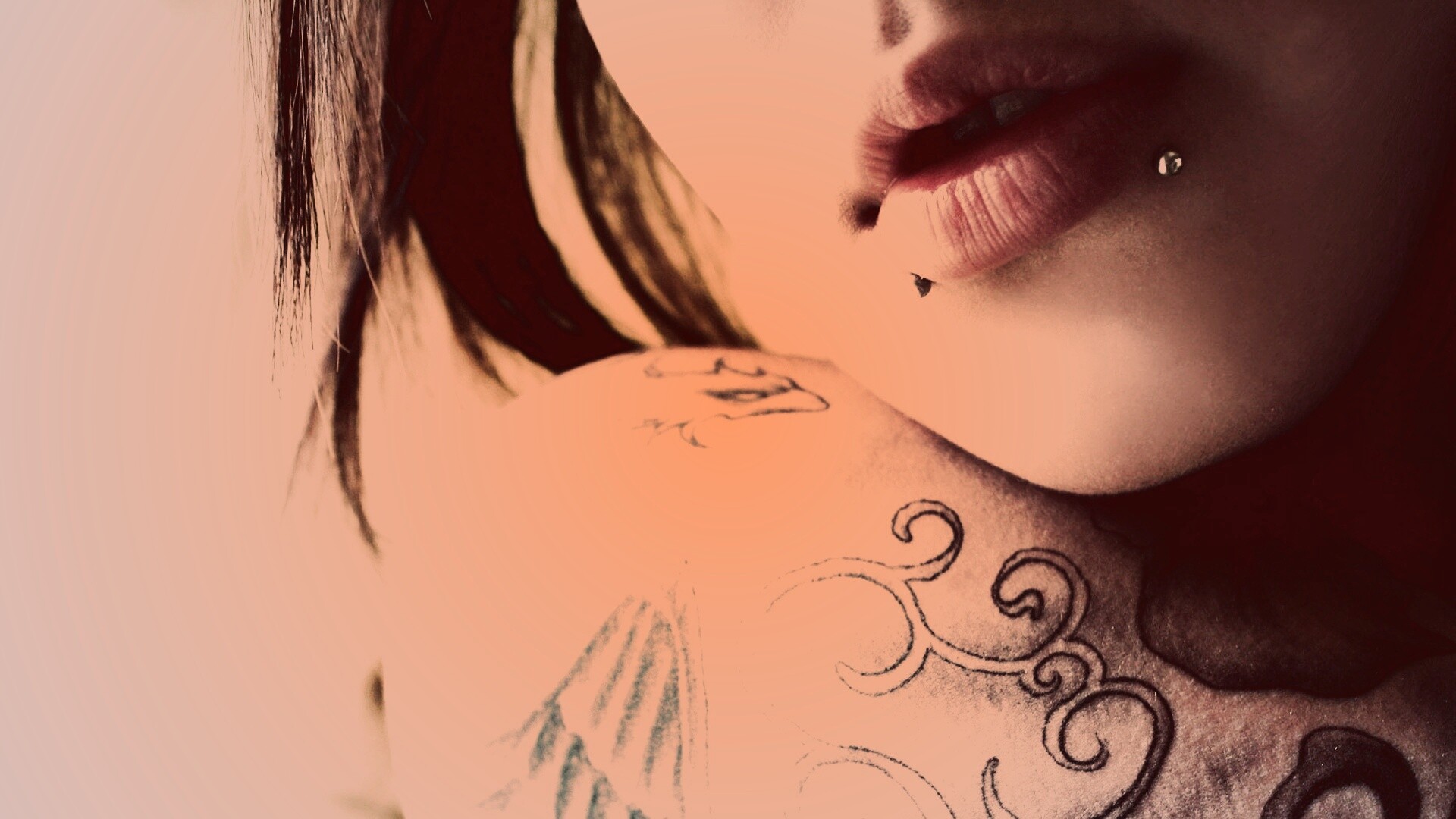 Плечо с татуировкой обои