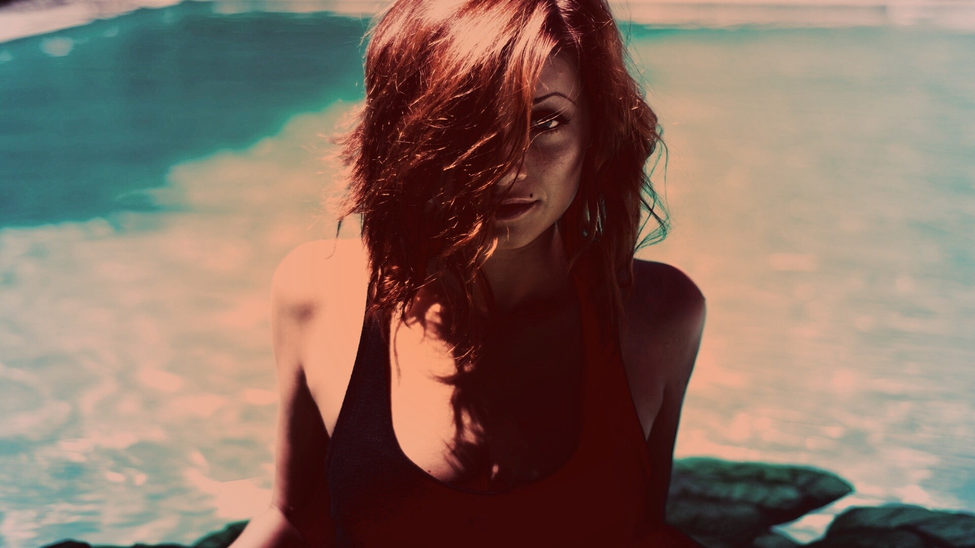 Девушка рядом с бассейном обои