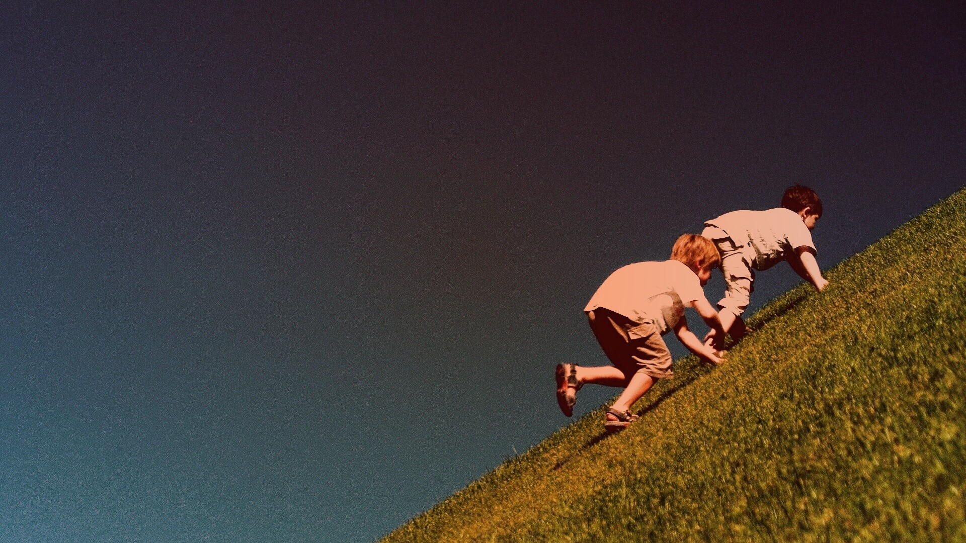 Дети взбираются в гору обои