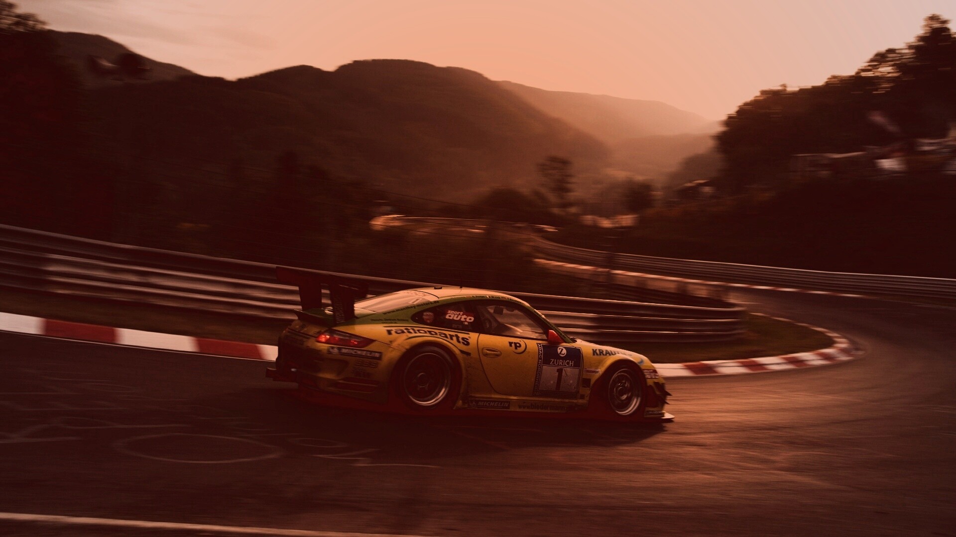 Гоночный Порше на треке обои