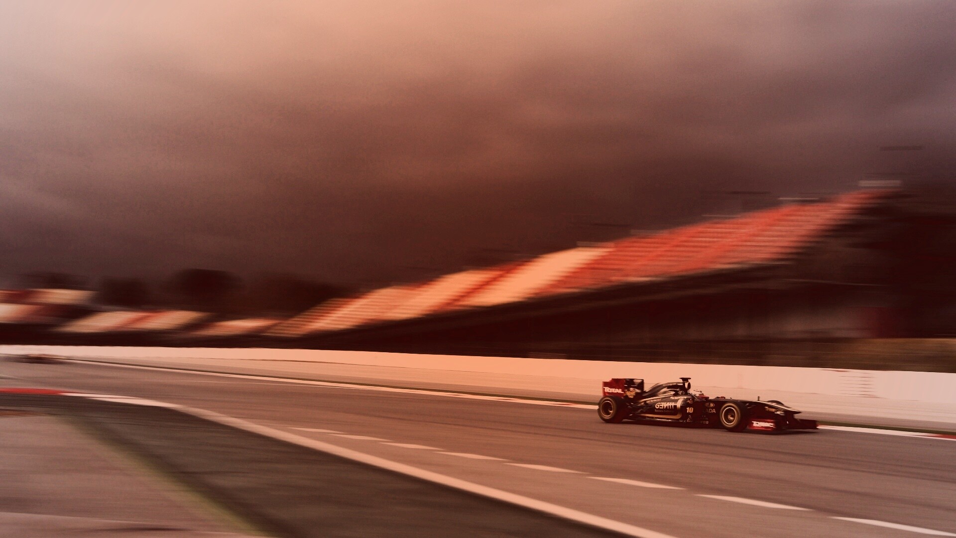 Болид на треке обои