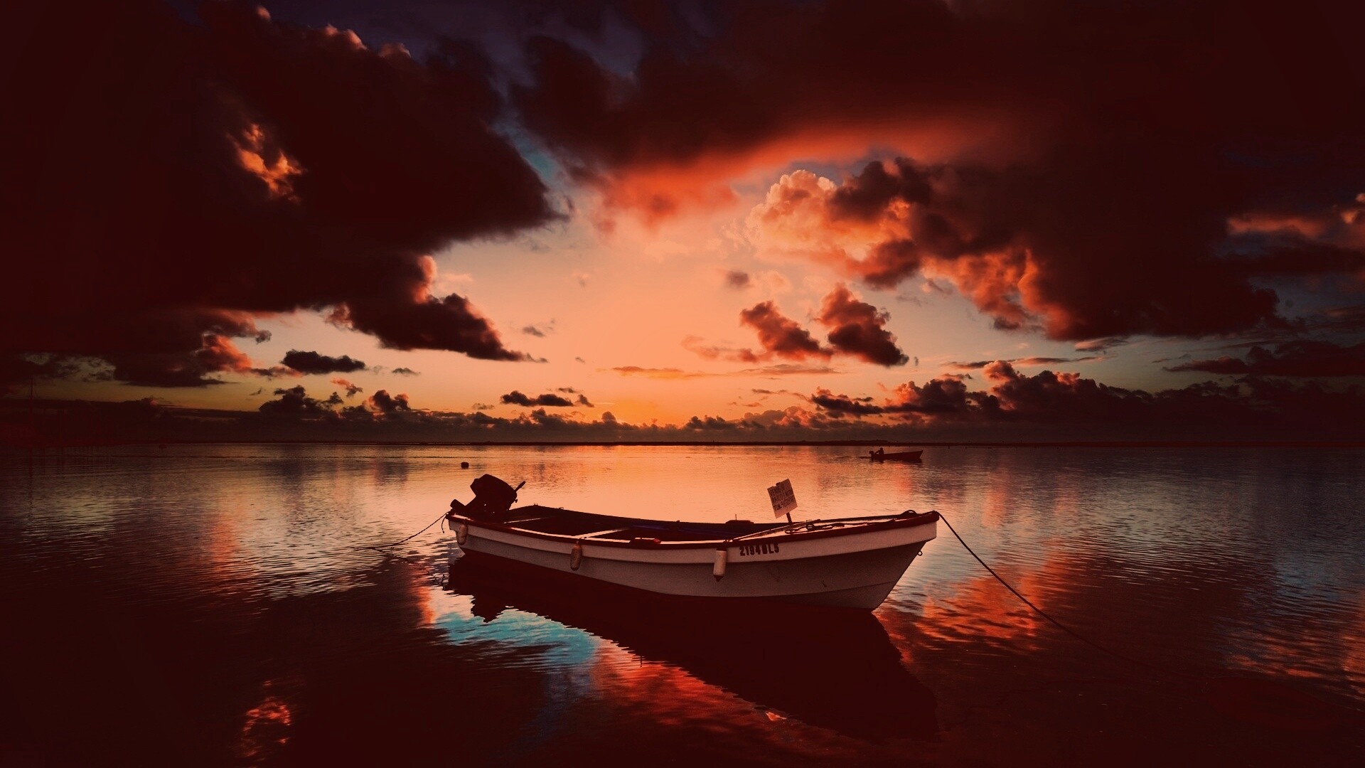 Тучи над озером обои