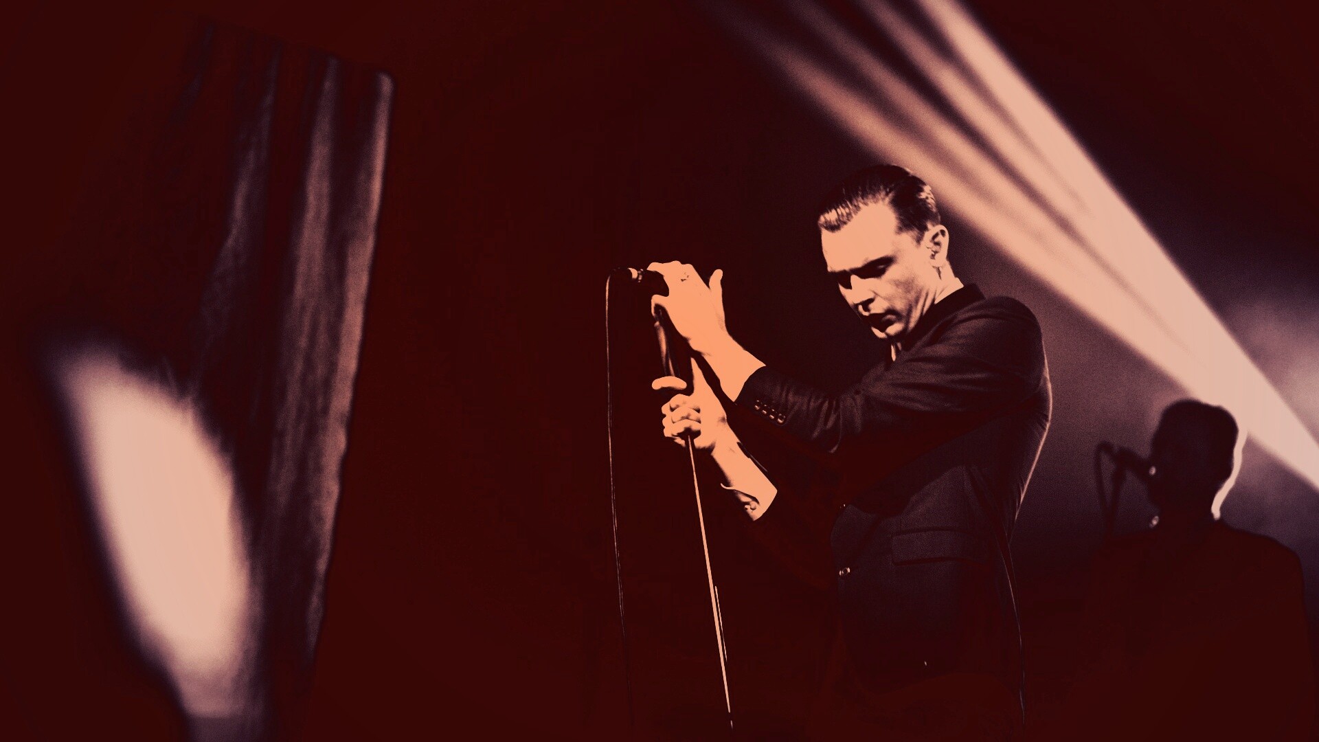 Тео Хатчкрафт на сцене обои