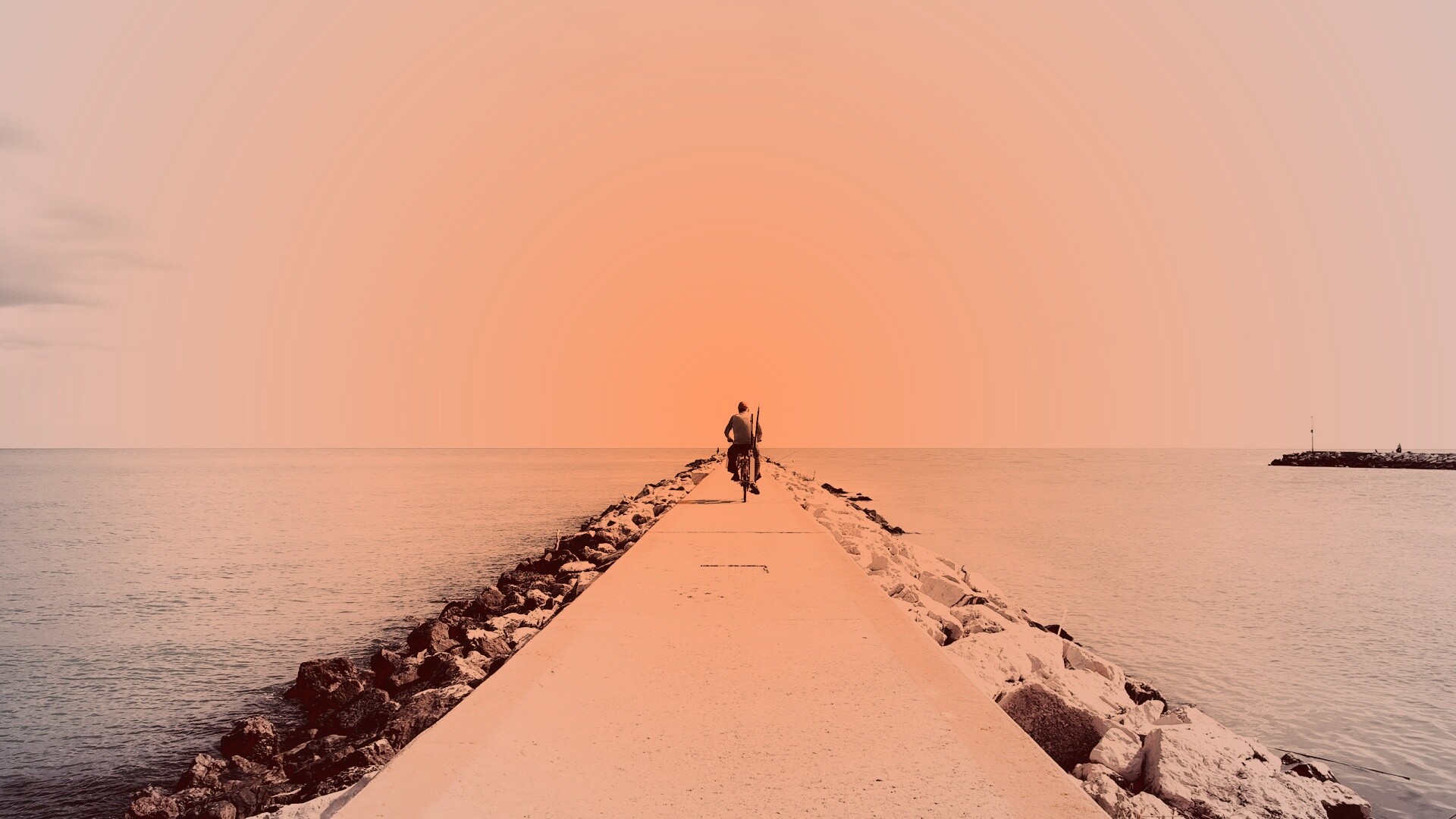 Велосепидист на волнорезе обои