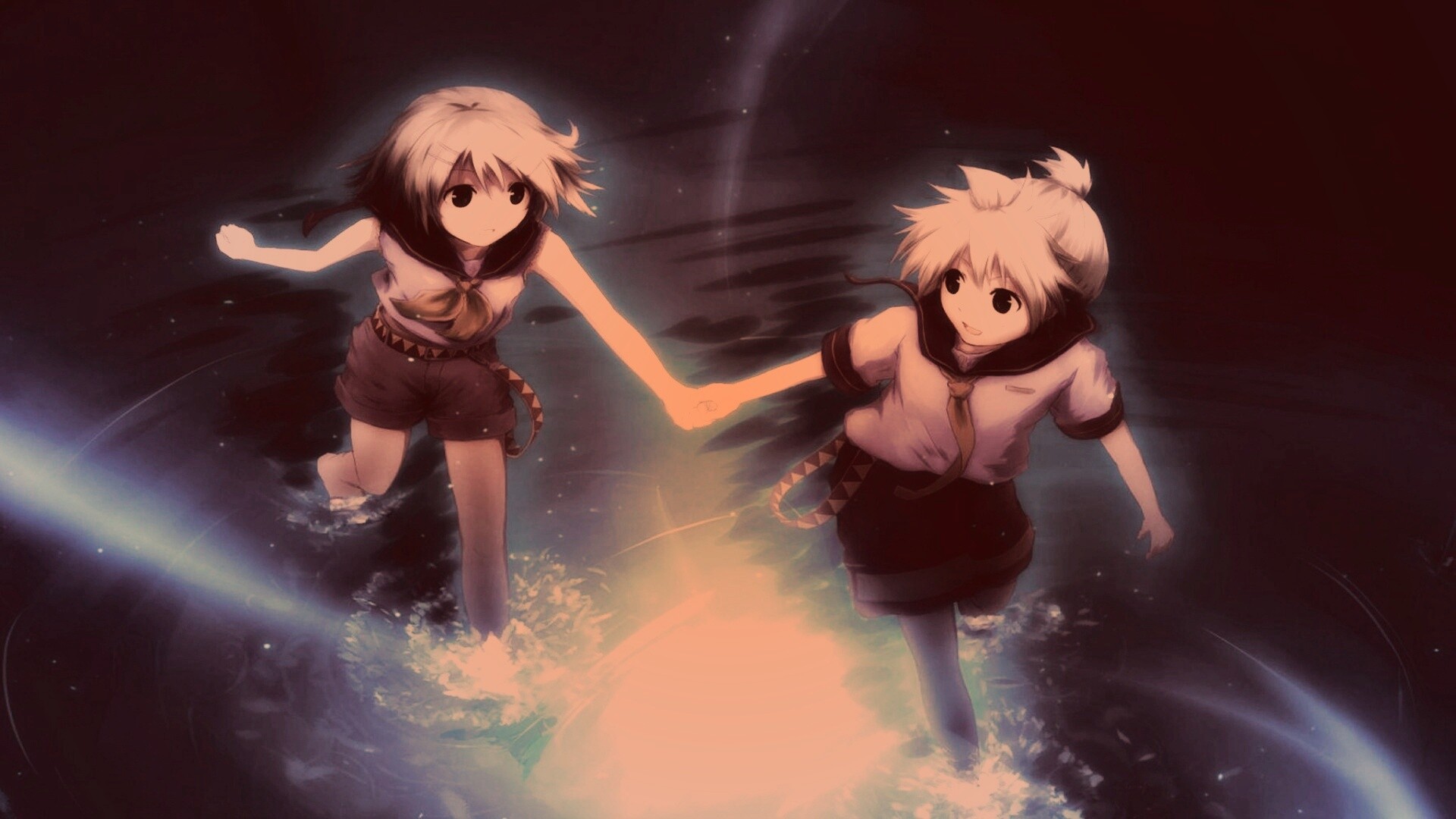 Девочки бегут по воде обои