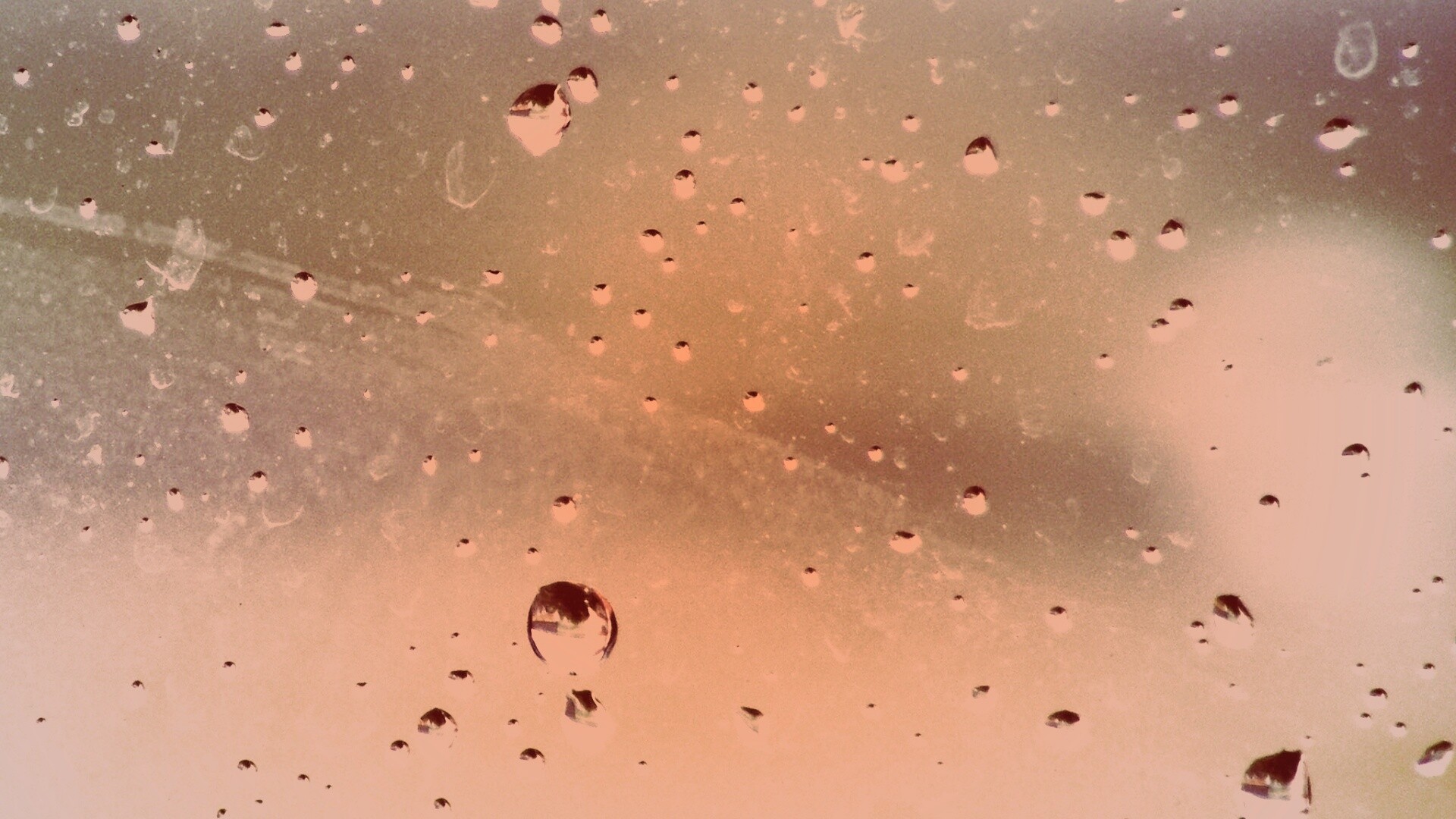 Капли на грязном стекле обои