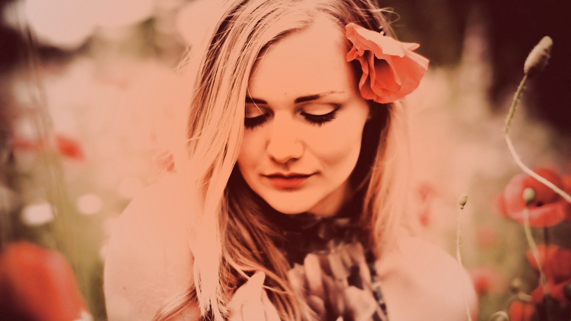 Блондинка в маках обои