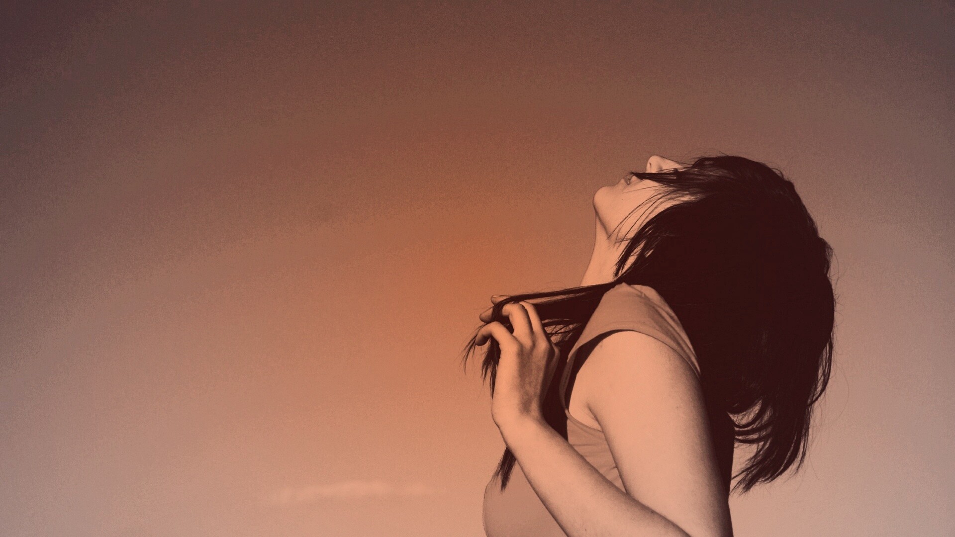 Взгляд брюнетки в небо обои